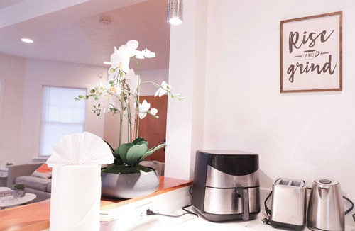 Everett Apartment | Spacious 2BR w/Free Parking near Boston, Airport & Salem