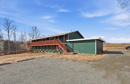 Gateway Apartment | Spacious 3-bd 2 ba in Palmer w/Large garage in Prime Location & Scenic views