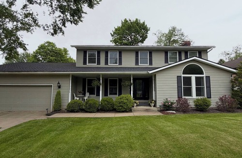 Cuyahoga Falls House | Spacious 4-bedroom home close to the Cuyahoga Valley National Park & Blossom.