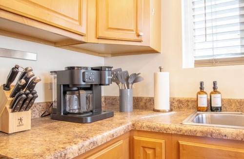 Albany House | Spacious 4-bedroom house with plenty of amenities in Downtown Albany