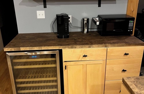 Carrabassett Valley House | Spacious 4BR Home w/Hot Tub, 4.2 Mi to Sugarloaf – Sleeps 8 or more, AC & WiFi
