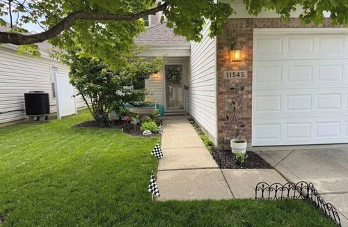 Maxwell House | Spacious 5-bedroom house in peaceful NE Indianapolis Subdivision
