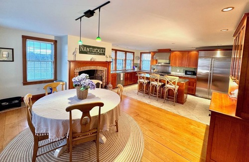 West of Town House | Spacious 6-bedroom Nantucket home, 1 mile walk to town, 3 acres, cul-de-sac