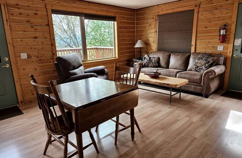 McCarthy House | Spacious Alaskan-Style Log Cabin, the Perfect Base for Outdoor Adventures in McCarthy, Alaska