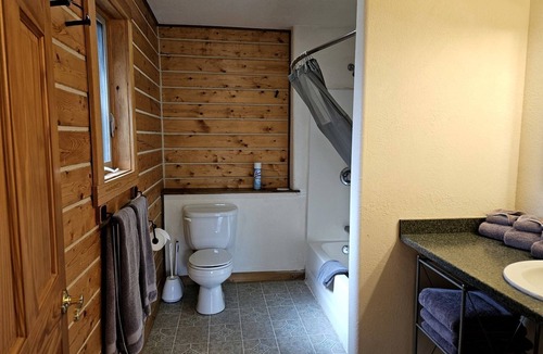 McCarthy House | Spacious Alaskan-Style Log Cabin, the Perfect Base for Outdoor Adventures in McCarthy, Alaska