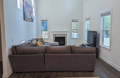 Gansevoort House | Spacious and Modern, 15 minutes to Saratoga Race Track!