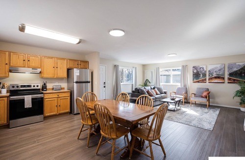 Bayshore - Klatt House | Spacious, bright, convenient to everything in Anchorage! Bonus room!