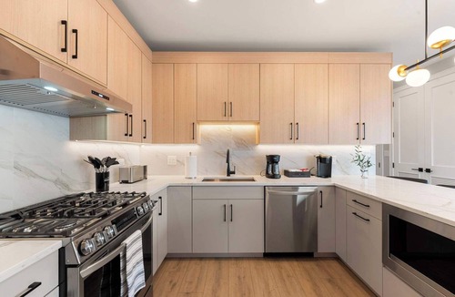 Tri-Taylor Apartment | Spacious Chicago Getaway with Balcony and Parking