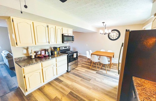 Galloway House | Spacious Family Home - 20 Min To Downtown Columbus. 2 Car Garage & Yard!