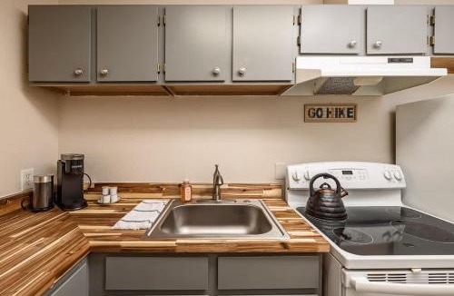 Downtown Anchorage Apartment | Spacious King Historic Art Deco Studio