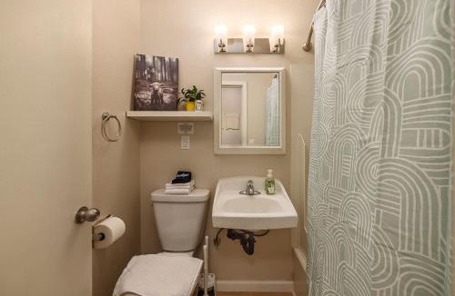 Downtown Anchorage Apartment | Spacious King Historic Art Deco Studio
