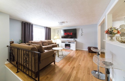 Randolph House | Spacious Raised Ranch Retreat 5 BR, 2 BA