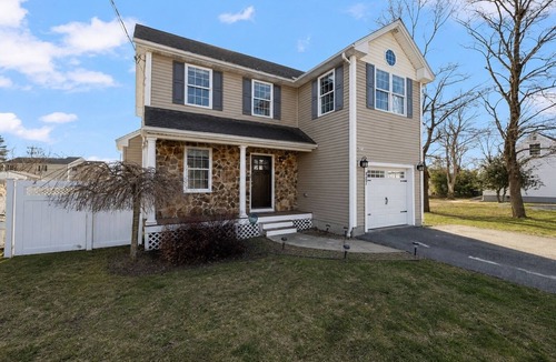 Valley Falls House | Spacious Retreat. Pool Table. Near PVD & BOS