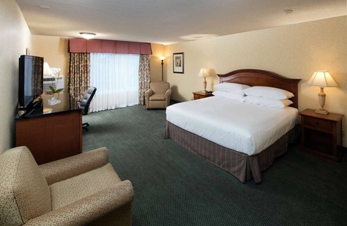 Downtown Hotel | Spacious Room with King Bed + Microwave & Fridge - Explore Arcata Bay!