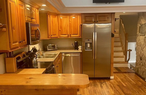 Sunapee House | ★Spacious Sunapee Harbor Village Home w/ King Bed