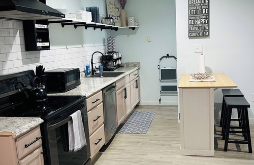 Ridgeway Apartment | Spur of the Moment Suite. Charming 2-bedroom apartment in Soldotna with WiFi