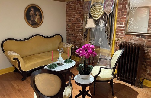 Reading Apartment | Step back in time and experience the elegance of Victorian era.