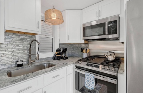 Hampton House | Steps away to the beach - Surf - Sun & Sand beach house
