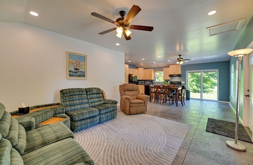 Clifton Park House | Steps to Mohawk River! 22 Mi to Saratoga Ractrack!