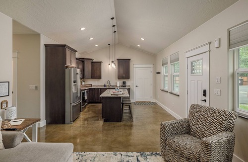 Wasilla Cottage | Stoneridge Place Cottage #3 - Vacation or Executive Retreat 2BR 2BA Garage!