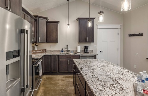 Wasilla Cottage | Stoneridge Place Cottage #3 - Vacation or Executive Retreat 2BR 2BA Garage!