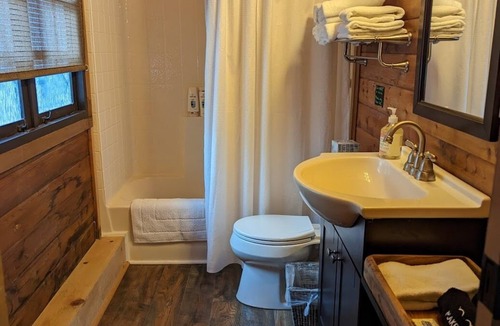 North Bend House | Studio Cabin, minutes from lake and trails