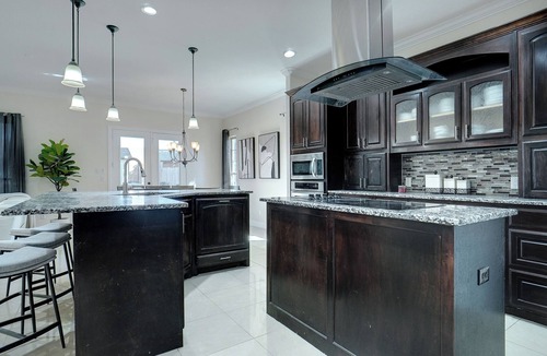 Irving House | STUNNING 5br 4 ba with Pool, Spa, & Game Room, Near DFW & Love Field Airports
