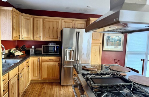 Hillside East House | Stunning panoramic views on private wooded 1/2 acre 15 mins to downtown/airport