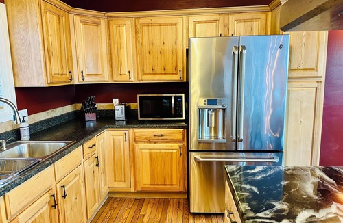 Hillside East House | Stunning panoramic views on private wooded 1/2 acre 15 mins to downtown/airport