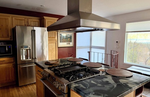 Hillside East House | Stunning panoramic views on private wooded 1/2 acre 15 mins to downtown/airport