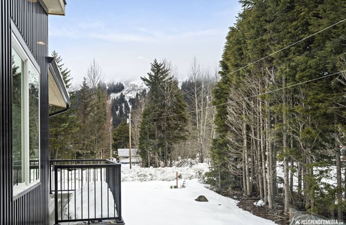 Girdwood House | Stunning townhome in Girdwood w/game room and sauna!