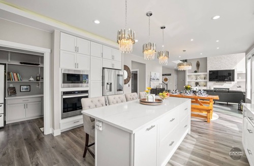 Butte House | Summer Wind North - Luxurious Home w/Hot Tub, & Epic Views! Near Reindeer Farm!