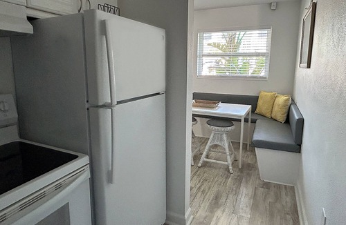 Key Colony Beach Apartment | Sunny Condo - Steps to the Beach - Key Colony Beach - Heated Pool