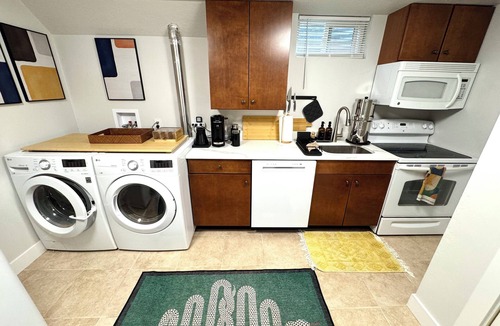 East Central House | Super Clean & Cozy 2-bedroom house in lovely Salt Lake City