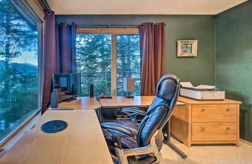 Seldovia House | Swanhouse. Waterfront home. Walk to trails!