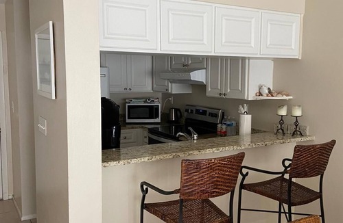 Grey Oaks Apartment | Tennis, Pool, Lakeview, Free Wi-Fi Cozy 2/2 condo in the heart of Naples