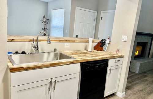 Taylor Ranch House | Terrific 3-bedroom Safe renovated townhome IAlbuquerque FIRST FLOOR MASTER SUITE