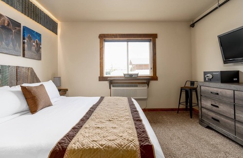 West Yellowstone Hotel | The Adventure Inn Yellowstone- Continental Divide Suite, 2BR retreat just 1 minute from Yellowstone!