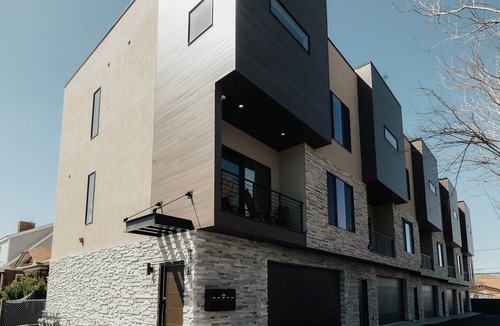 People's Freeway House | The Ballpark - New Trendy Townhome with 6 beds, private garage, and 6 desks