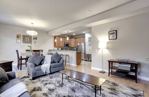 Northeast Anchorage House | The Eastside Townhome Of Ophir