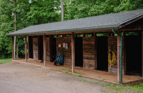 South Bloomingville Cabin | The Escape - Visit The Oasis - a cozy, pet-friendly cabin just minutes from Hocking Hills State Park. Private tot tub and serene outdoor space to reset in nature.