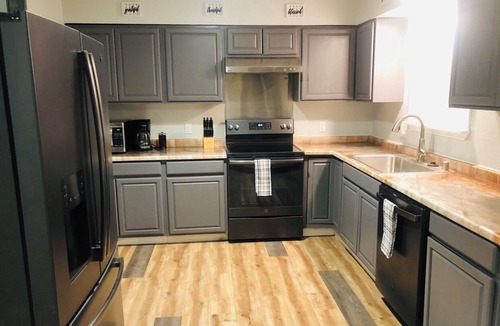 Northeast Anchorage House | The Lovely #2 3-bedroom -1 bath 5 minutes from Hospitals and the University.