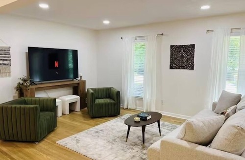 Marietta House | The Marietta Haus close to I-75, East Cobb, and Truist Park! Sleeps 5