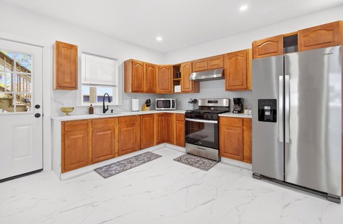 Milton House | The Milton Manor 3BR 1BA - Sleeps 6 - Unit 1