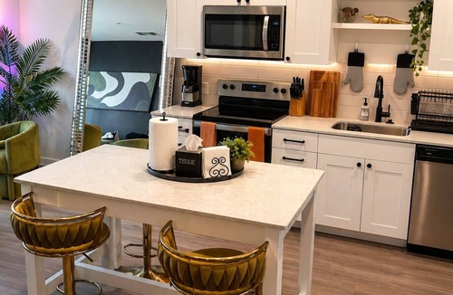 Cumberland Apartment | The Modern Nest - Vinings - Truist Park Getaway