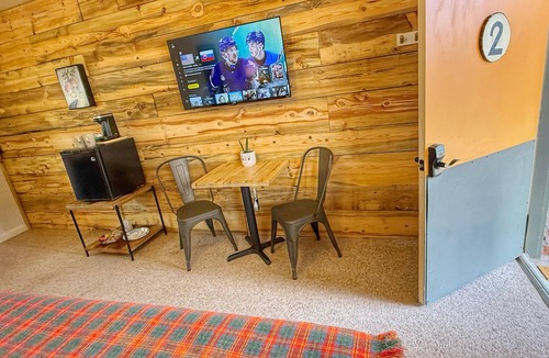 Bluff Hotel | The Mokee Motel (Room 2)