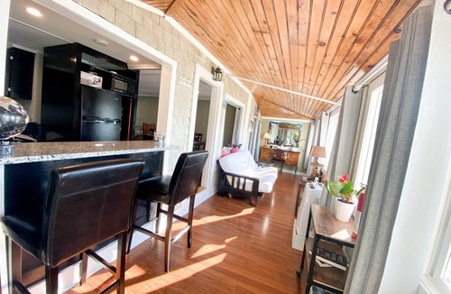 Onset House | "The Ocean View ROOM" IN "The Flamingo social House"