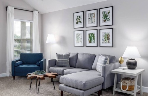 Westerville Apartment | The Pondview Penthouse | King Bed | Balcony | W/D