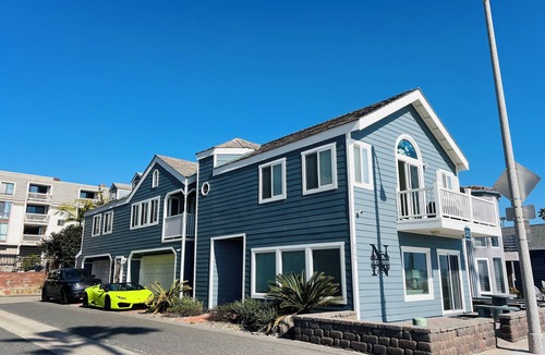 Townsite House | The Strand 920 Beach House.