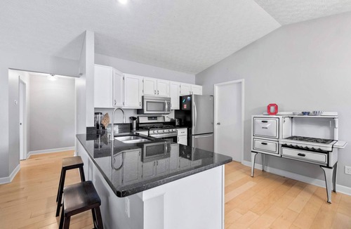 Columbus House | The Suburban Nest – For 6!